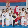 Polaganjem, dodelom priznanja najboljima i druženjem sa Deda Mrazom Karate klub „Banat“ završio godinu Karate klub…