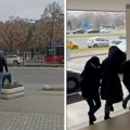 Policija privodi osumnjičene iz Komisije za tehnički pregled Železničke stanice: Lice sakrila pod kapuljačom