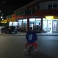 Zaposleni nasrnuo na njega Naš jutjuber motorom uleteo u prodavnicu i frapirao javnost, isplivao i snimak