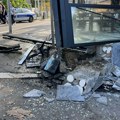 Užas na Dorćolu: Automobil uleteo u kafić, ima povređenih