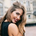 Наглашава фигуру, а не изгледа провокативно: Сукња која стањује силуету поново је у тренду