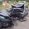 Prvi snimak teškog sudara kod guče, automobili smrskani: Povređeno troje, saobraćaj obustavljen (video)