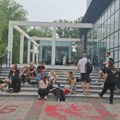 Policija ušla u zgradu Rektorata u Novom Sadu, deo zaposlenih neće da prisustvuje sastanku sa rektorom dok ne izađu