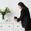 "Tata je želeo da ga kremiramo i prospemo pepeo uz moju majku, ali njegova udovica to ne želi": Žena proživljava dramu nakon…