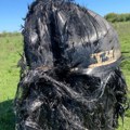 (Video) Šta ovo pada sa: Neba?! Misteriozni "dlakavi" objekat vlasnik farme zatekao na svom posedu: Stanovnici u panici