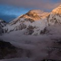 Evakuisane stotine planinara sa zavejanog Mont Everesta