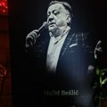 Emotivni oproštaj u Sarajevu: Hiljade ljudi peva i plače za Halidom Bešlićem, osvanuo dirljiv transparent