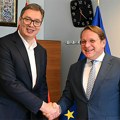 Како је Вархељи под Орбановим инструкцијама „пеглао“ извештаје о Вучићевој власти