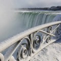 (VIDEO/FOTO) Turisti hrle da vide zaleđene Nijagarine vodopade