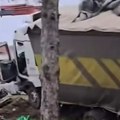 Kamion probio zaštitnu ogradu i sleteo u kanal! Teška nesreća kod Inđije: Vozač hitno prevezen u bolnicu (video)