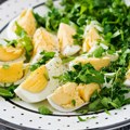 Kad već imate kuvana jaja, napravite savršen obrok! Kremasta salata koja se pravi za nekoliko minuta