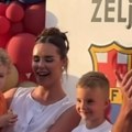 Svi gledaju u tortu malog Željka Ražnatovića, Bogdana puca od elegancije na rođendanskoj žurki sina, a Veljko ne skida osmeh…