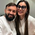 Ceca Ražnatović u gala izdanju na aerodromu: Pozira sa kolegom i ne skida osmeh sa lica, elegantan beli komplet joj stoji kao…