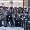 Bacanjem šapki završena svečanost promocije najmlađih oficira Vojske Srbije; Vučić: Ne bira svako poziv vojnika to čine samo…