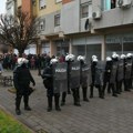 Neredi u Užicu pred miting SNS-a: Policija potiskuje građane, došlo i do tuče