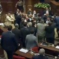 Parlament Jermenije pretvoren u ring: Poslanici razmenjivali udarce, jedan oboren