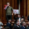 Опозиција поново прави хаос у Скупштини, Ћута на посланичкој клупи дува у вувузелу (фото, видео)