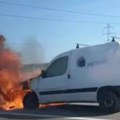 Gori vozilo u zaustavnoj traci Požar na auto-putu "Miloš Veliki"