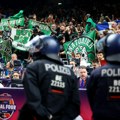 Tuča navijača PAO i Olimpijakosa u Berlinu, više povređenih