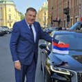 Dodik stigao u Sankt Peterburg: Očekuje ga sastanak sa Putinom, a automobil kojim se vozio ima posebna obeležja (foto/video)