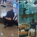 (Uznemirujuće) mladić krvav leži na podu! Pojavio se snimak iz tržnog centra tokom terorističkog napada u Izraelu
