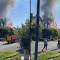 (Video) Avion se srušio na kuće! Horor u SAD: Posle pada buknuo veliki požar, jedna osoba nestala