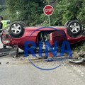 Žena izgubila kontrolu, automobil sleteo sa puta i prevrnuo se na krov: Još jedna saobraćajna nezgoda kod Novog Pazara, dve…