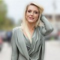 Nikolina Kovač ženstvena u svakoj prilici: Glamurozna elegancija u nežnim bojama