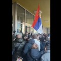 Demonstranti pokušali da uđu u Skupštinu Kraljeva, jedan proleteo kroz staklo na vratima