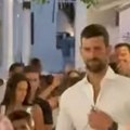 Novak Đoković snimljen tokom noćne šetnje na Mikonosu: Navijači ga saleću, a on pokazuje kakav je šmeker