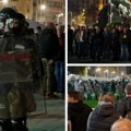 Haos ispred skupštine, blokaderi pokušali da upadnu u "ćacilend": Bacaju baklje, flaše i kamenice (video)
