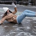 Ne držite ruke u džepovima: Evo kako se pravilno hoda po ledu