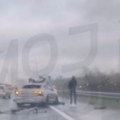 (Video) Teška nesreća kod Obrenovca: Rasuti delovi vozila po putu, saobraćaj usporen