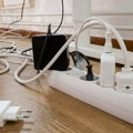 Да ли треба да искључујете пуњач из утичнице када га не користите?
