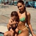 Stefani Grujić sa sinom na bazenu, a Munjez tvrdi da mu brani da viđa dete. Evo kako provode vrele letnje danje: Slike…