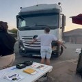 VIDEO: "Srbija pobeđuje" kamion krenuo prema studentskom štandu u Pećincima