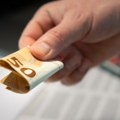 Dinar stabilan prema evru, neznatno oslabio u odnosu na američki dolar