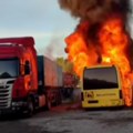 Izgoreo autobus u Vrbasu Vatra krenula da se širi (VIDEO)