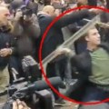 Šolakovi mediji tvrde da je nevin: Pogledajte kako student prava motkama napada policajce (video)