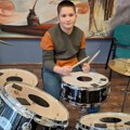 Bajaga i instruktori pomogli osnivanje muzičkog benda škole u Aleksincu: Učenicima poklonili dva instrumenta