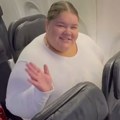 Ne može da sedne na sedište u avionu, ali ne odustaje od letenja: Devojka zahteva da gojazne osobe dobijaju po tri mesta na…