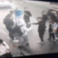 (Видео) Језива туча у новом пазару, група дечака напала малолетника Бруталан обрачун, нико од возача није стао да их…