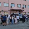 Srbi se okupili i ispred zgrade PIO Fonda u Kosovskoj Mitrovici Žele da uđu na svoja radna mesta