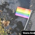 U centru Beograda napadnut momak sa LGBT zastavom