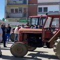 VIDEO Poljoprivrednici blokirali Bogatić: Dovezli traktore i cisterne sa tečnim đubrivom