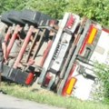 Nezgoda u Junkovcu kod Topole: Prevrnuo se kamion