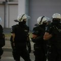 „Al’ ste sile, vas 30 na jednog momka!“ Pogledajte kako policajci u Ustaničkoj jurišaju na čoveka, bacaju ga na zemlju i mučki…