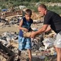 (Foto/video) mali dule iz Titela rasplakao Srbiju Dok se njegovi vršnjaci igraju, on kopa po smeću da bi imao za život sa…