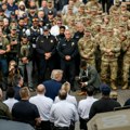 Novi Trampov Šou u Vašingtonu! Umesto najavljenog odlaska u patrolu nahranio hamburgerima i picom vojnike i policajce "Sada se…