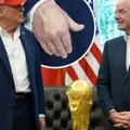 Šta se dešava sa predsednikom SAD? Tramp debelim slojem šminke sakriva modrice i otoke na rukama